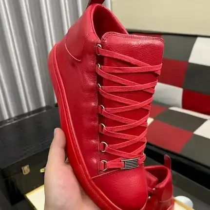 Zapatilla de diseño propio de líneas limpias en rojo, zapatilla de diario de mujer