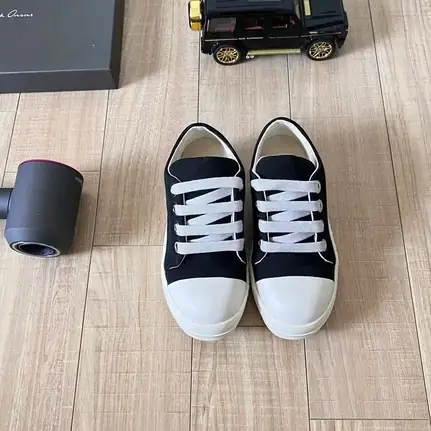 Zapatilla de diseño propio de perfil bajo en negro · variante 2, zapatilla de diario de mujer