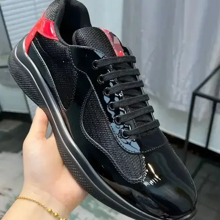 Zapatilla de diseño propio de perfil bajo en negro, zapatilla de diario de mujer