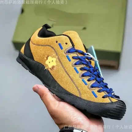 Zapatilla de diseño propio retro en amarillo, zapatilla retro de mujer