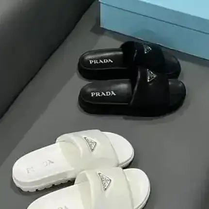 Prada chancla con triángulo esmaltado, sandalia de mujer