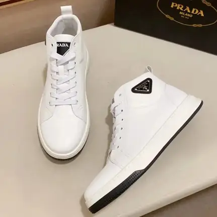 Prada de líneas limpias en blanco, zapatilla de firma de mujer
