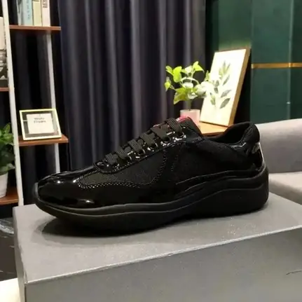 Prada de perfil bajo en azul, zapatilla de firma de mujer