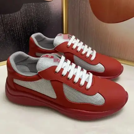Prada de perfil bajo en rojo, zapatilla de firma de mujer