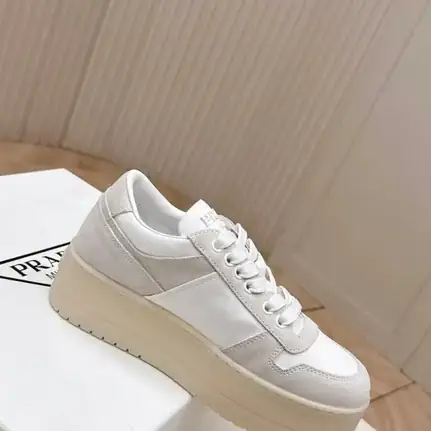 Prada de suela gruesa en blanco, zapatilla de firma de mujer