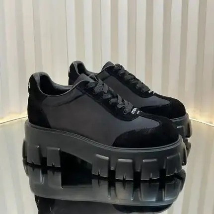 Prada de suela gruesa en negro, zapatilla de firma de mujer