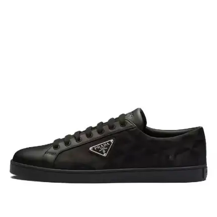Prada Linea Rossa de perfil bajo en negro, zapatilla de firma de mujer
