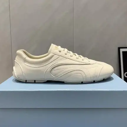 Prada retro en beige, zapatilla de firma de mujer