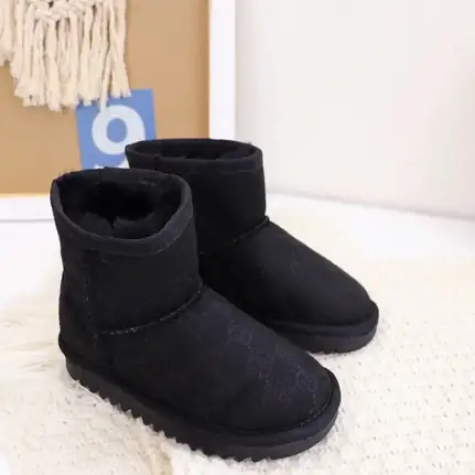 UGG Mini acolchada en negro, bota de mujer