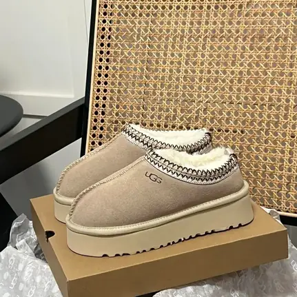UGG Tasman con ribete bordado, zapatilla para casa de mujer