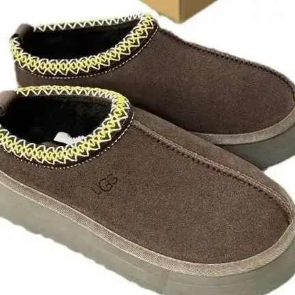 UGG Tasman de plataforma en marrón, zapatilla para casa de mujer