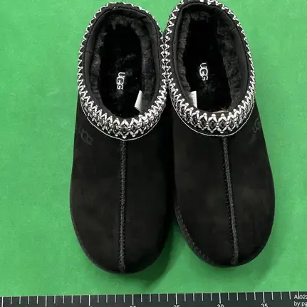 UGG Tasman negra con borreguito, zapatilla para casa de mujer