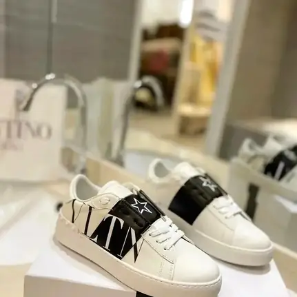 Valentino 2 de perfil bajo en negro, zapatilla de firma de mujer