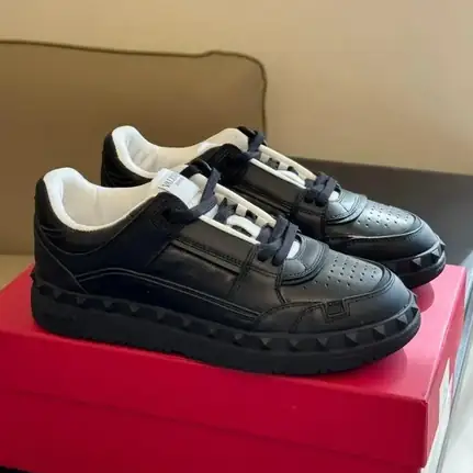 Valentino de perfil bajo en azul, zapatilla de firma de mujer