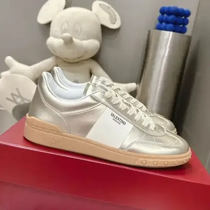 Valentino de perfil bajo en beige, zapatilla de firma de mujer
