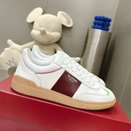 Valentino de perfil bajo en beige, zapatilla de firma de mujer