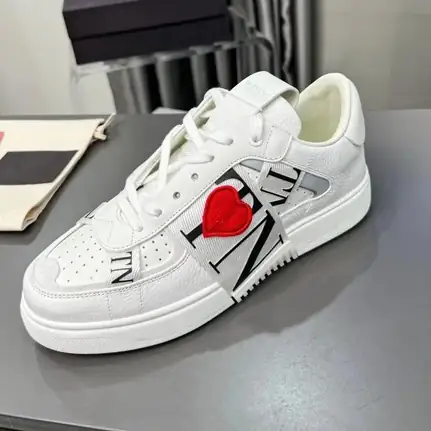 Valentino de perfil bajo en rosa, zapatilla de firma de mujer