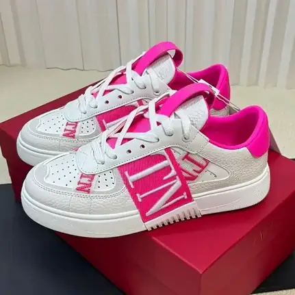Valentino de perfil bajo en rosa, zapatilla de firma de mujer