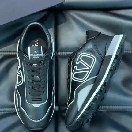 Valentino estilo skate en gris, zapatilla de firma de mujer