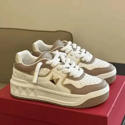 Valentino One Stud, zapatilla de firma de mujer
