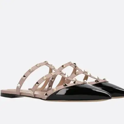 Valentino plana con tachuelas, sandalia de mujer