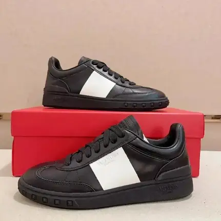 Valentino retro en negro, zapatilla de firma de mujer