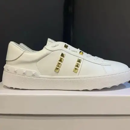 Valentino Rockstud de perfil bajo en blanco, zapatilla de firma de mujer