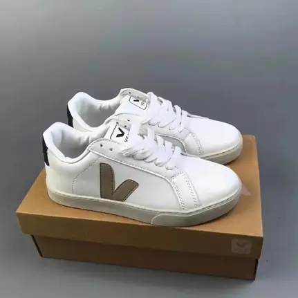 Veja Campo de perfil bajo en blanco, zapatilla de diario de mujer