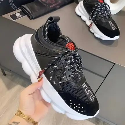Versace de suela gruesa en negro, zapatilla de firma de mujer